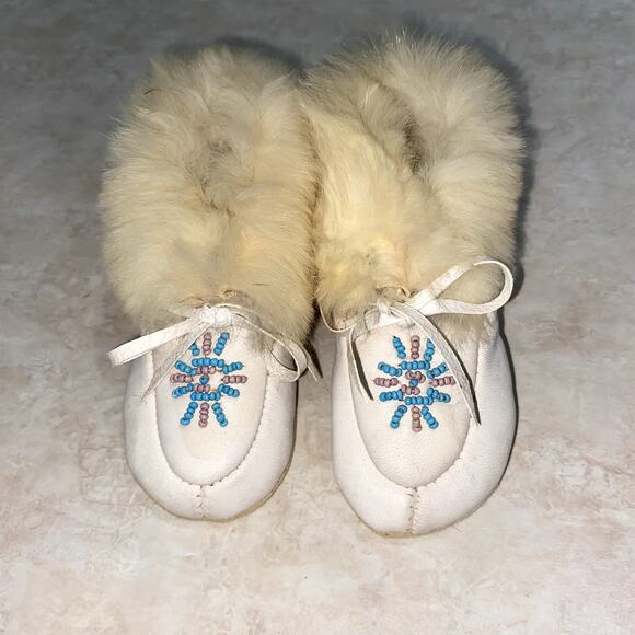 Vintage 1948 Minnehaha Moccasin baby slippers w/ white leather & rabbit fur trim - Picture 6 of 11